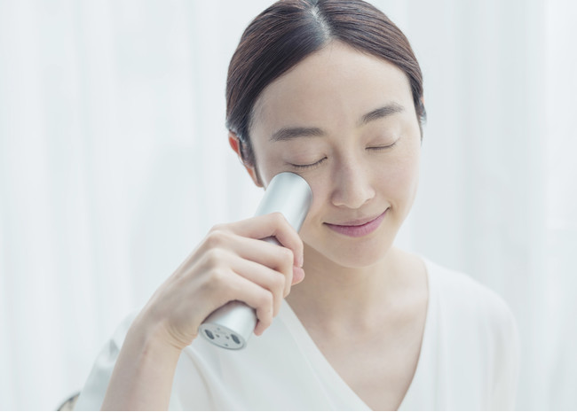 美顔器デビューにぴったり！たった3分で潤い177％にUP* SALONIAから初