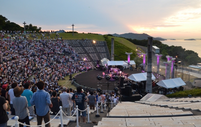 デビュー35周年を迎えたスターダスト☆レビュー。ゲストにChageを迎え