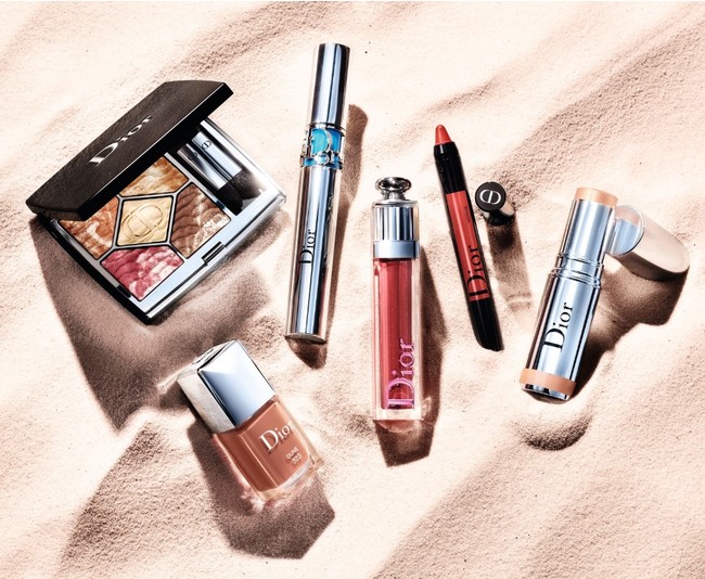 太陽の日差しや砂が描く波、地平線に広がる青空からインスパイアされた