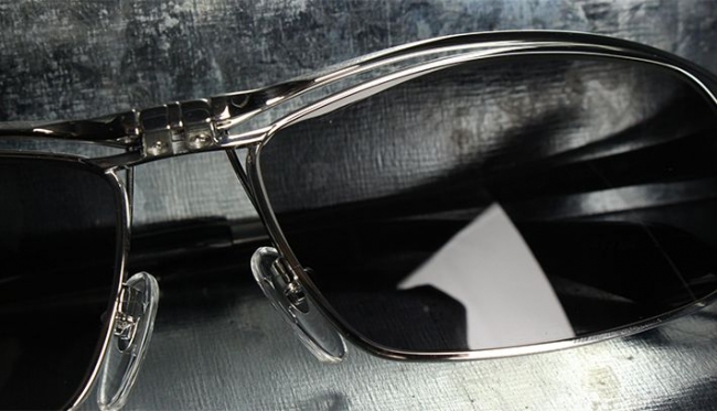 男が際立つ至高の逸品。ワルい大人のための最高級サングラス『45度眼鏡