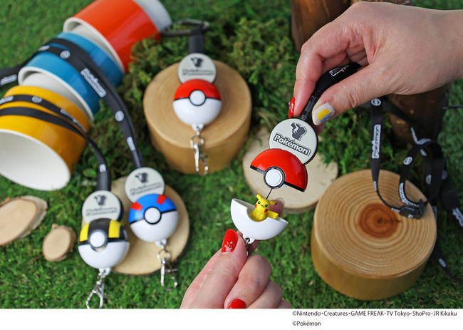 リールをひっぱるとモンスターボール型ケースからピカチュウたちが