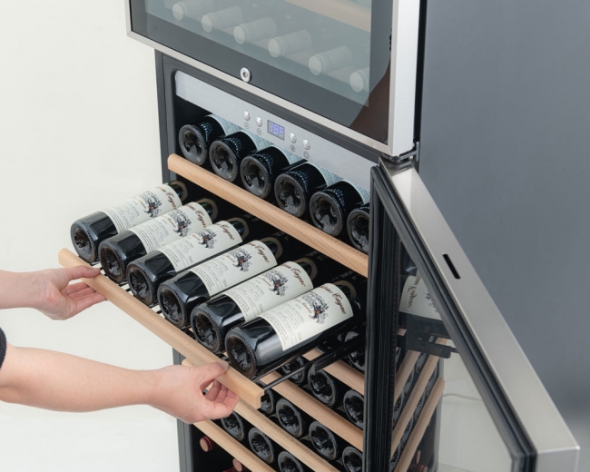 1台で赤・白を保管しスマートにサービス。限られたスペースを活かす2