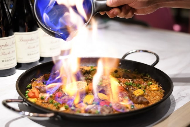 パエリア神店登場＞世界初！『燃えるパエリア』が御茶ノ水で誕生