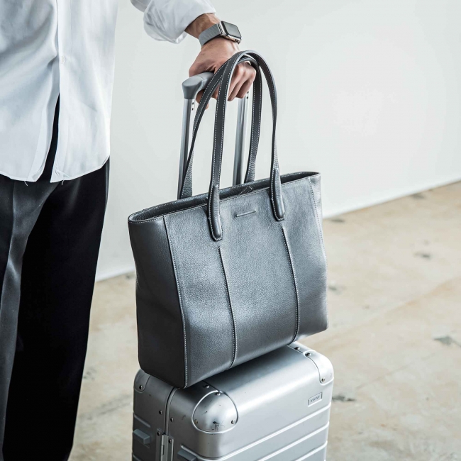 新生活のスタートを機能的で上品な佇まいのバッグとともに。objcts.io