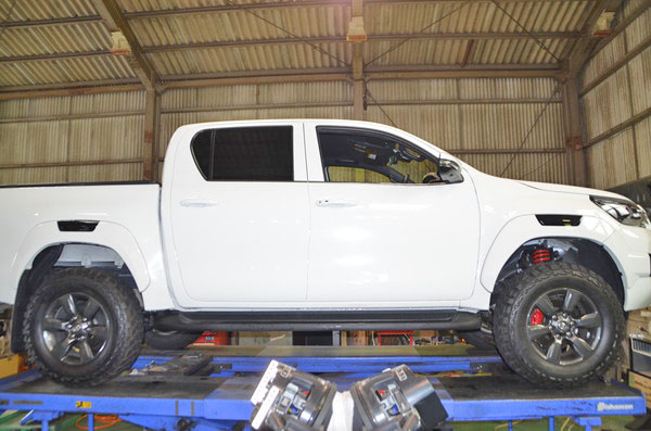 GRハイラックス GUN125 タナベのリフトアップサスに交換 四輪