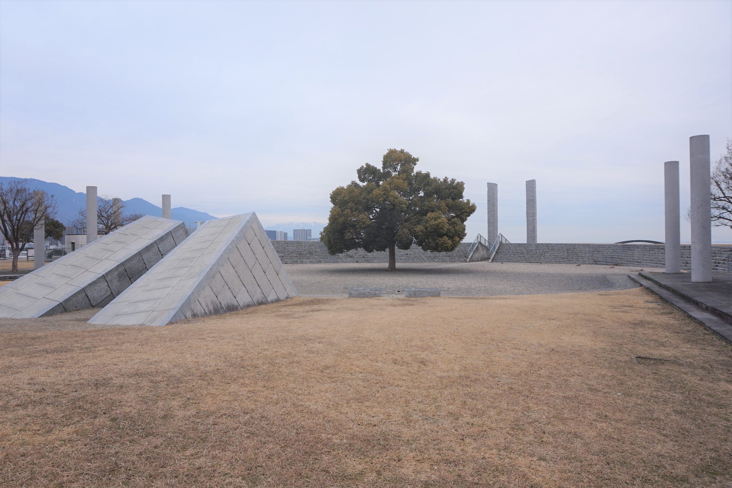 my sky hole 97-2 水面への回廊、琵琶湖」環境造形の旗手が晩年に遺