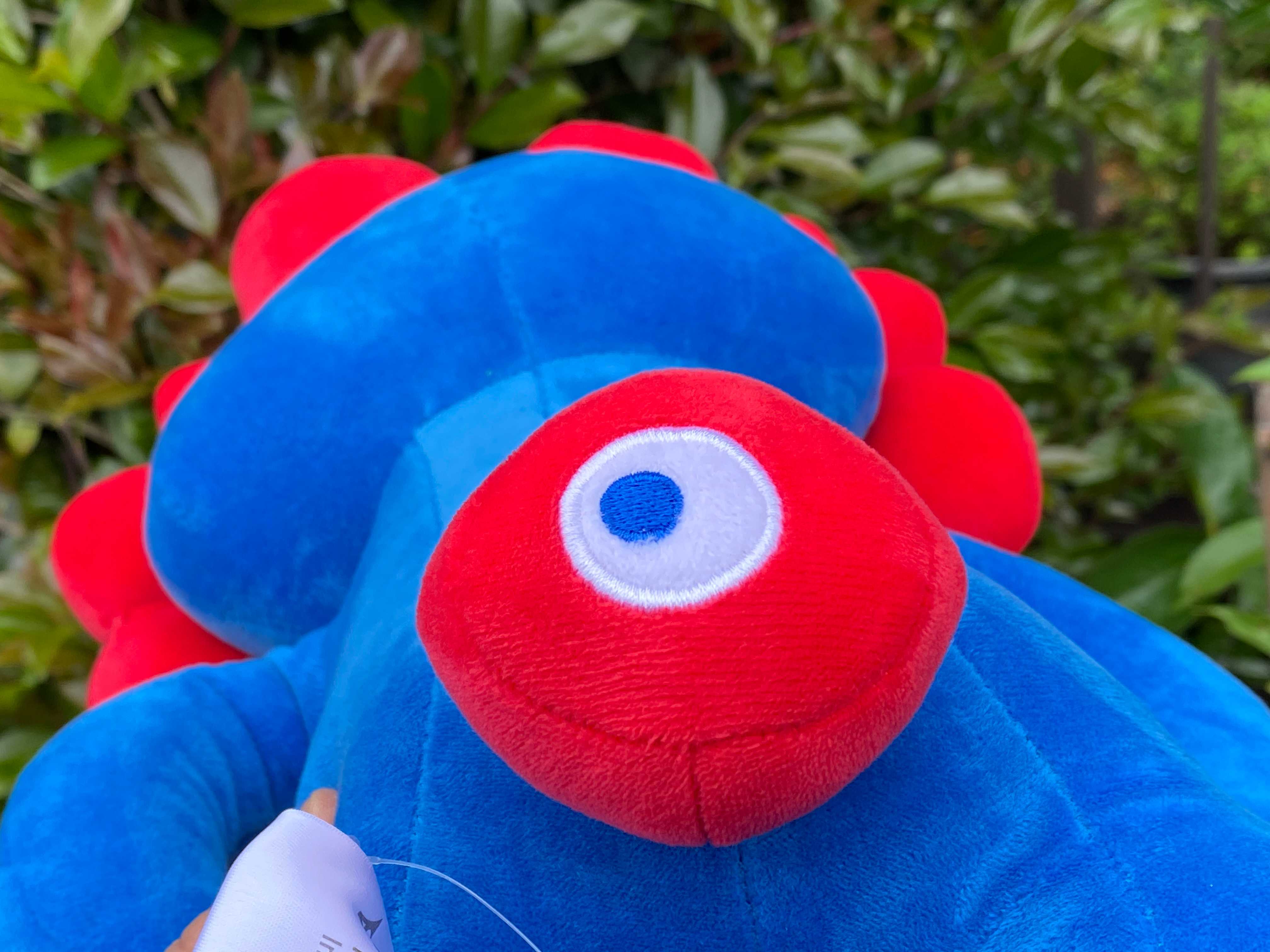 重さ2キロのミャクミャクメディシンボールでエクササイズ