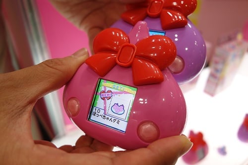 東京おもちゃショー2013】本体やスマホの画面から“ほっぺちゃん”を吸い