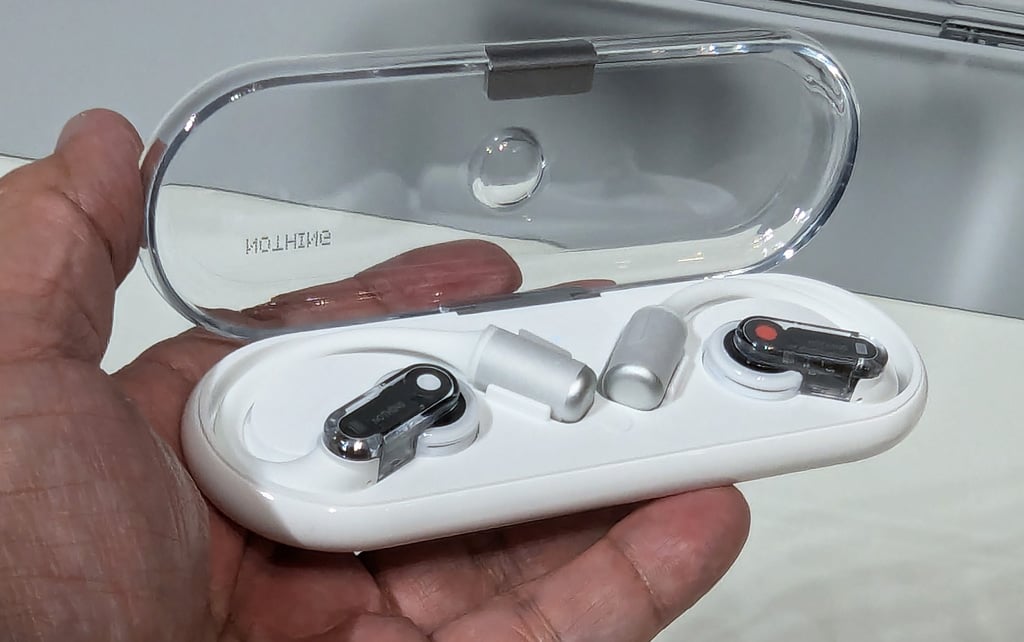 Nothingがオープンイヤー型の完全ワイヤレスイヤホン「Nothing Ear