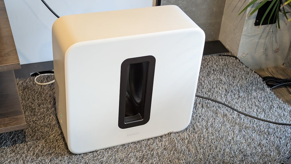 Sonosのサウンドバー最上位モデル「Sonos Arc Ultra」とサブウーファー