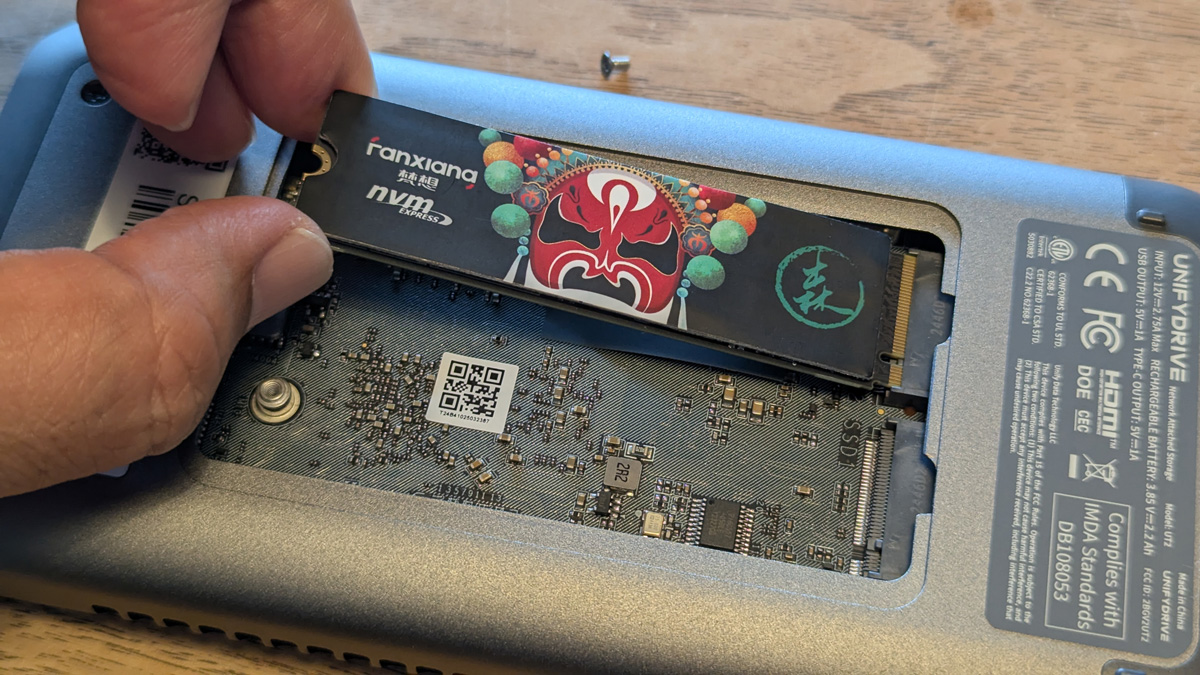 最大16TBを手軽に持ち運べるポータブルNAS「UnifyDrive UT2」レビュー