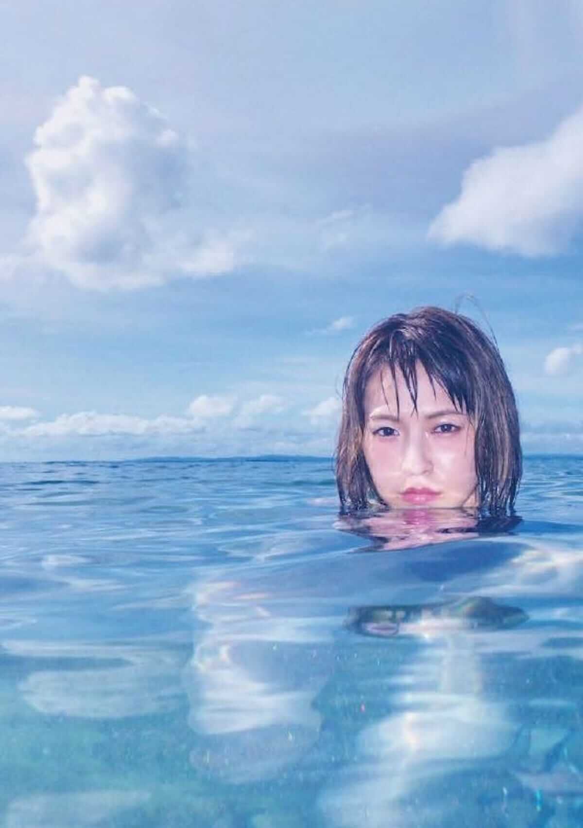 SCANDAL、HARUNAファースト写真集『SOMEWHERE』少女のような笑顔から