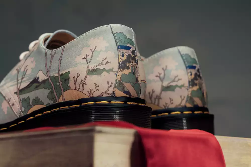 DR. MARTENSが葛飾北斎の浮世絵「冨嶽三十六景」を投影したブーツなど