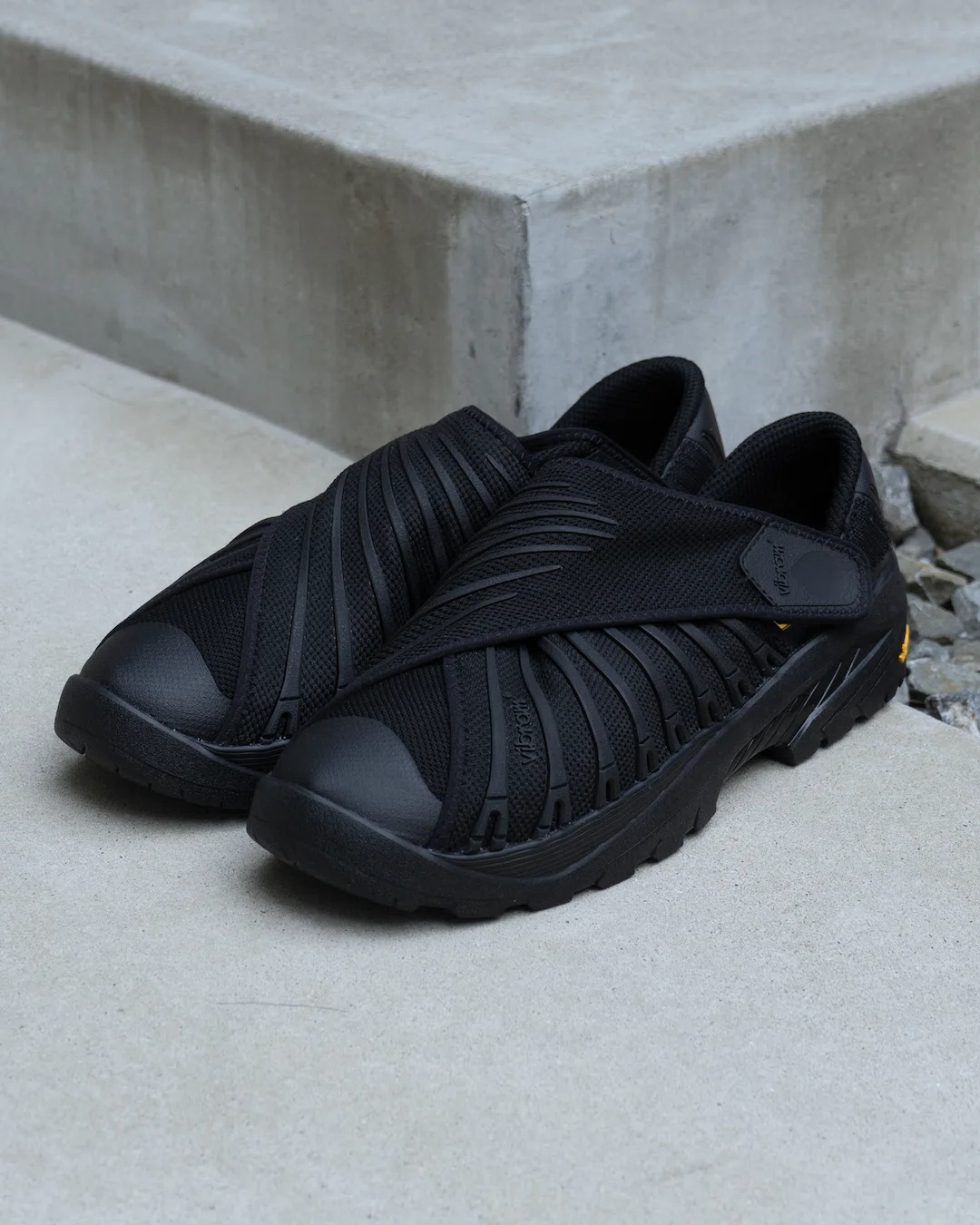 RAINMAKERがVibramとのコラボスニーカーを発表、日本古来の「風呂敷