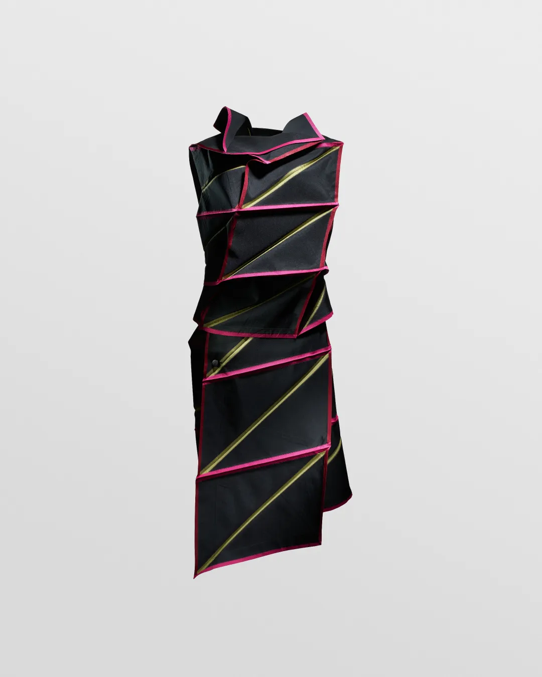 平行四辺形の連続から生まれる、あらたな造形美 – ＜132 5. ISSEY