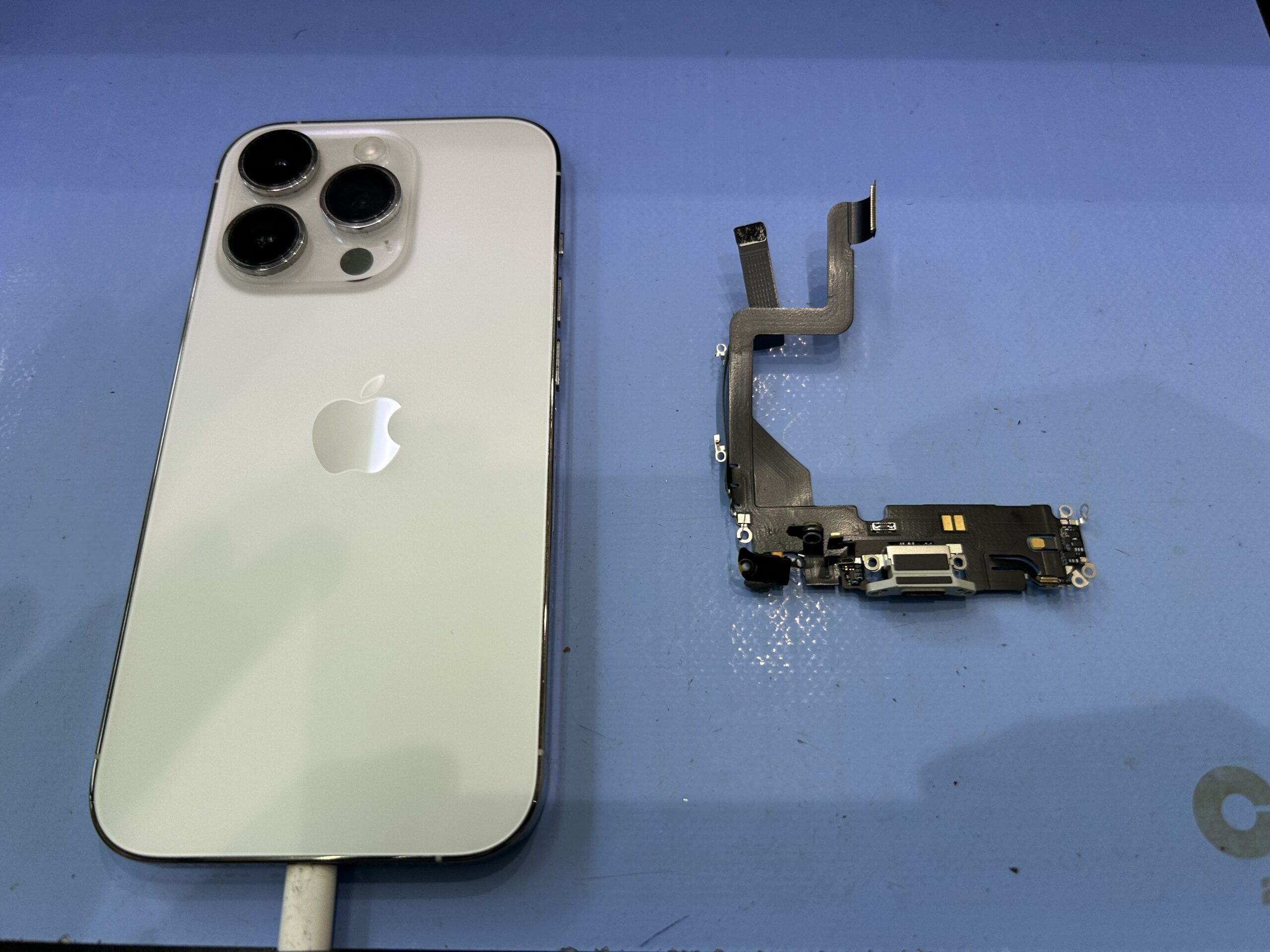 iPhone の充電口修理、増えています！放置すると大きなトラブルに