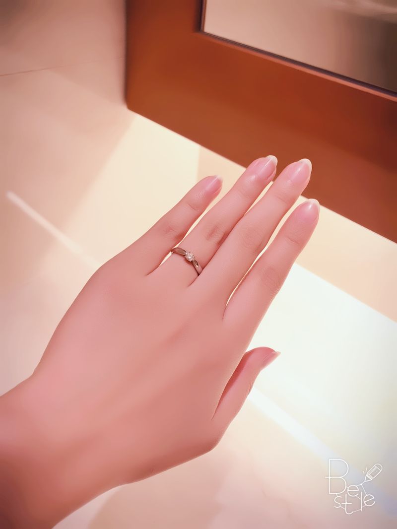 ティファニーのハーモニーのデザインにしました。セッティングより立体