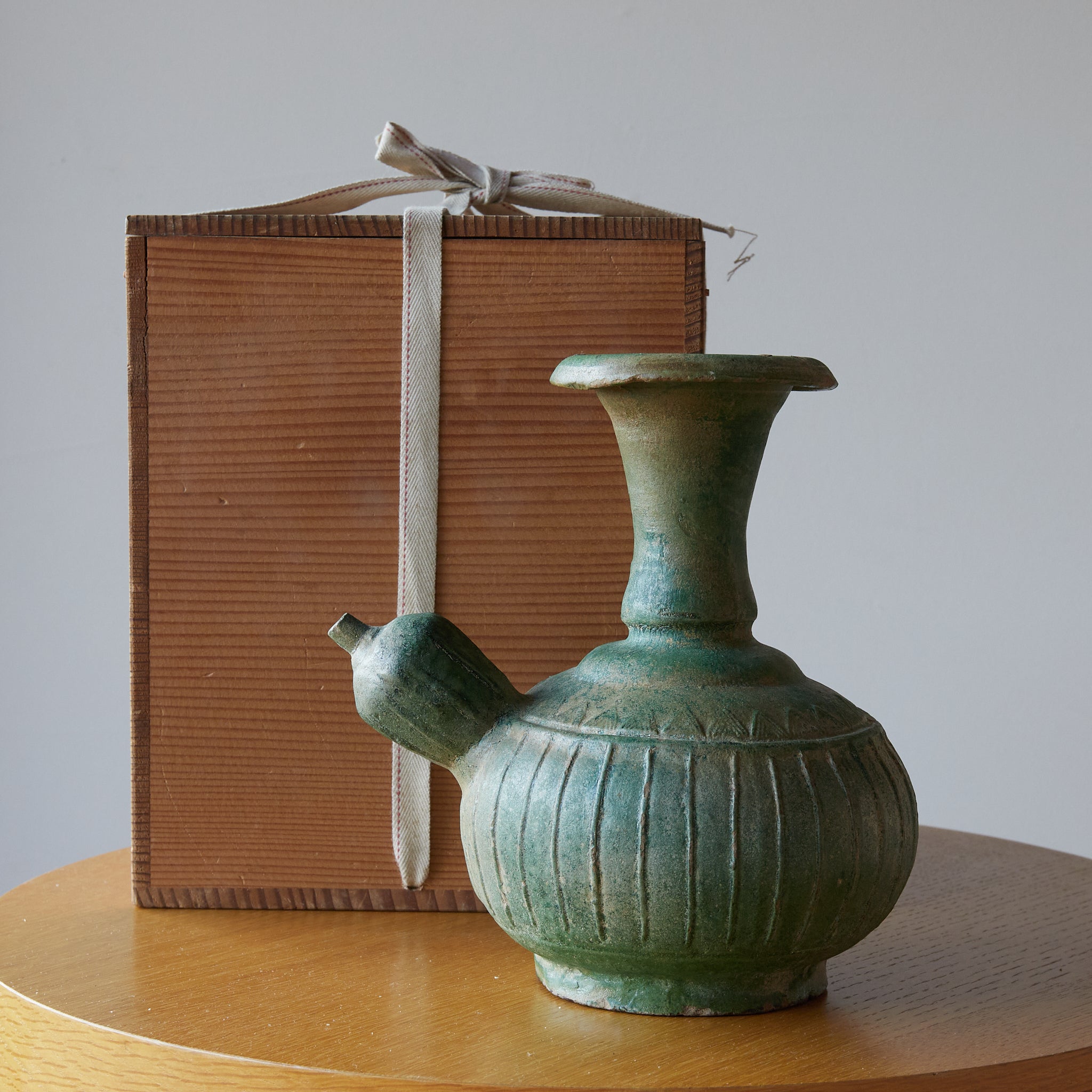 明代 緑釉ケンディ瓶 木箱付（1368–1644 CE） | 入蘆花（ロカニイル）