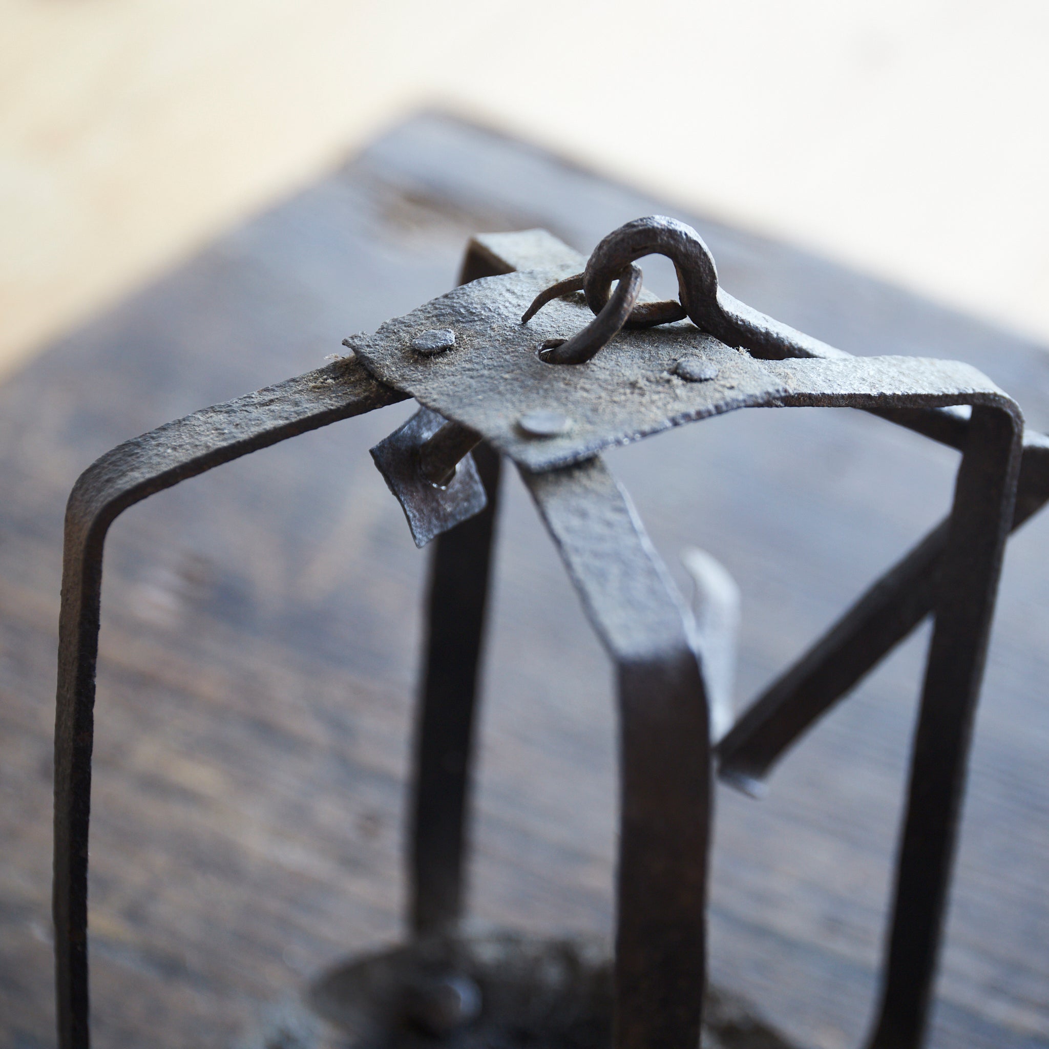 江戸時代 吊下式鉄行燈（1603–1867 CE） | 入蘆花（ロカニイル）