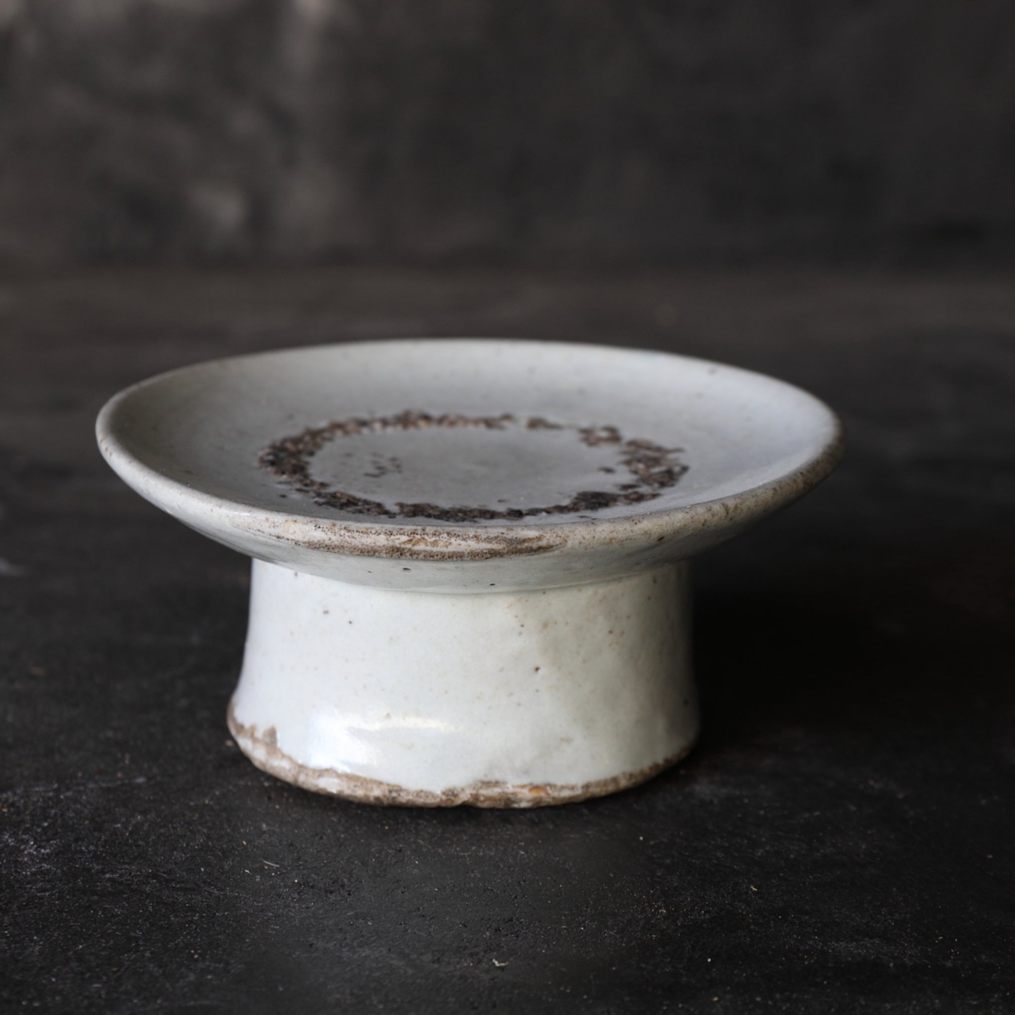 李朝 白磁高坏台皿（1392–1897 CE） | 入蘆花（ロカニイル）