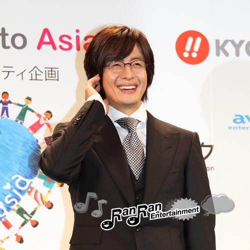 ペ・ヨンジュン、「ほほえみプロジェクト」公式フォトセッションで笑顔