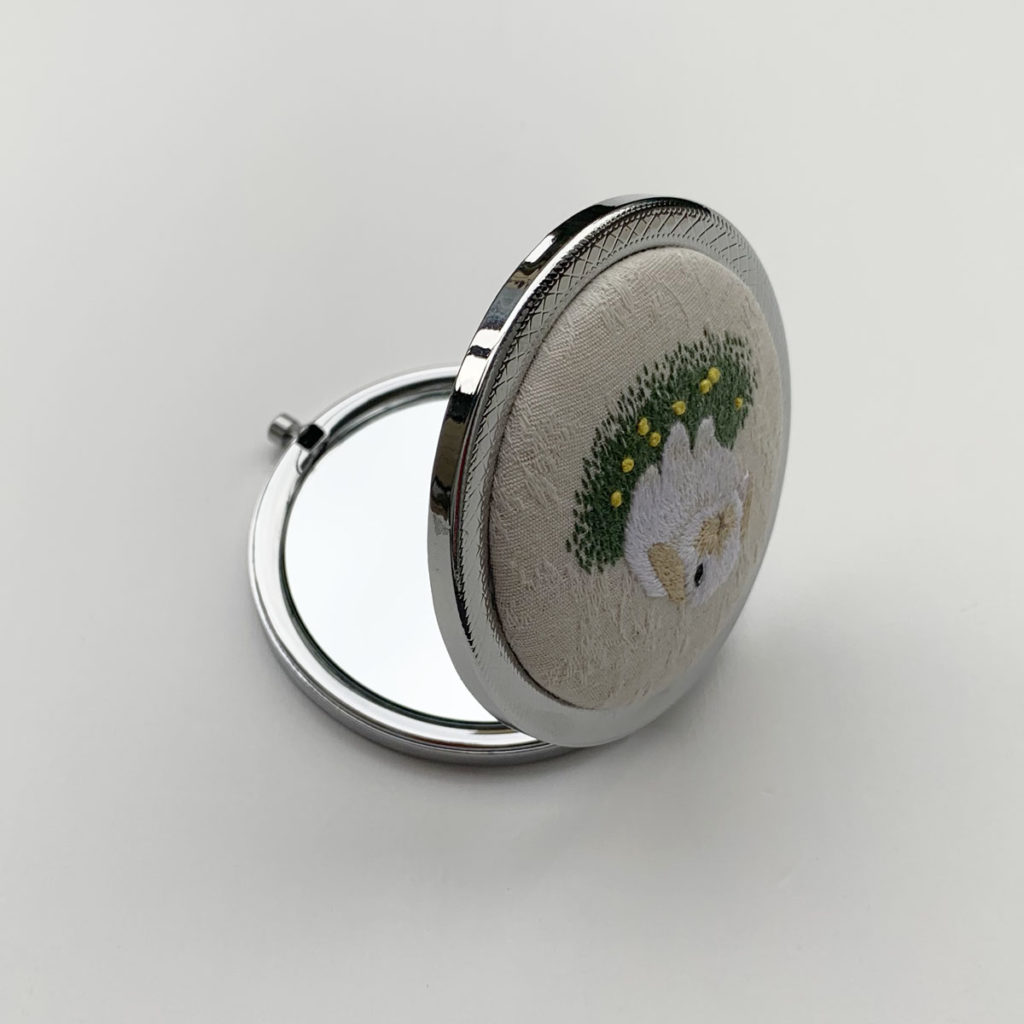 手刺繍コンパクトミラー（たんぽぽ畑のたれ耳うさぎ）