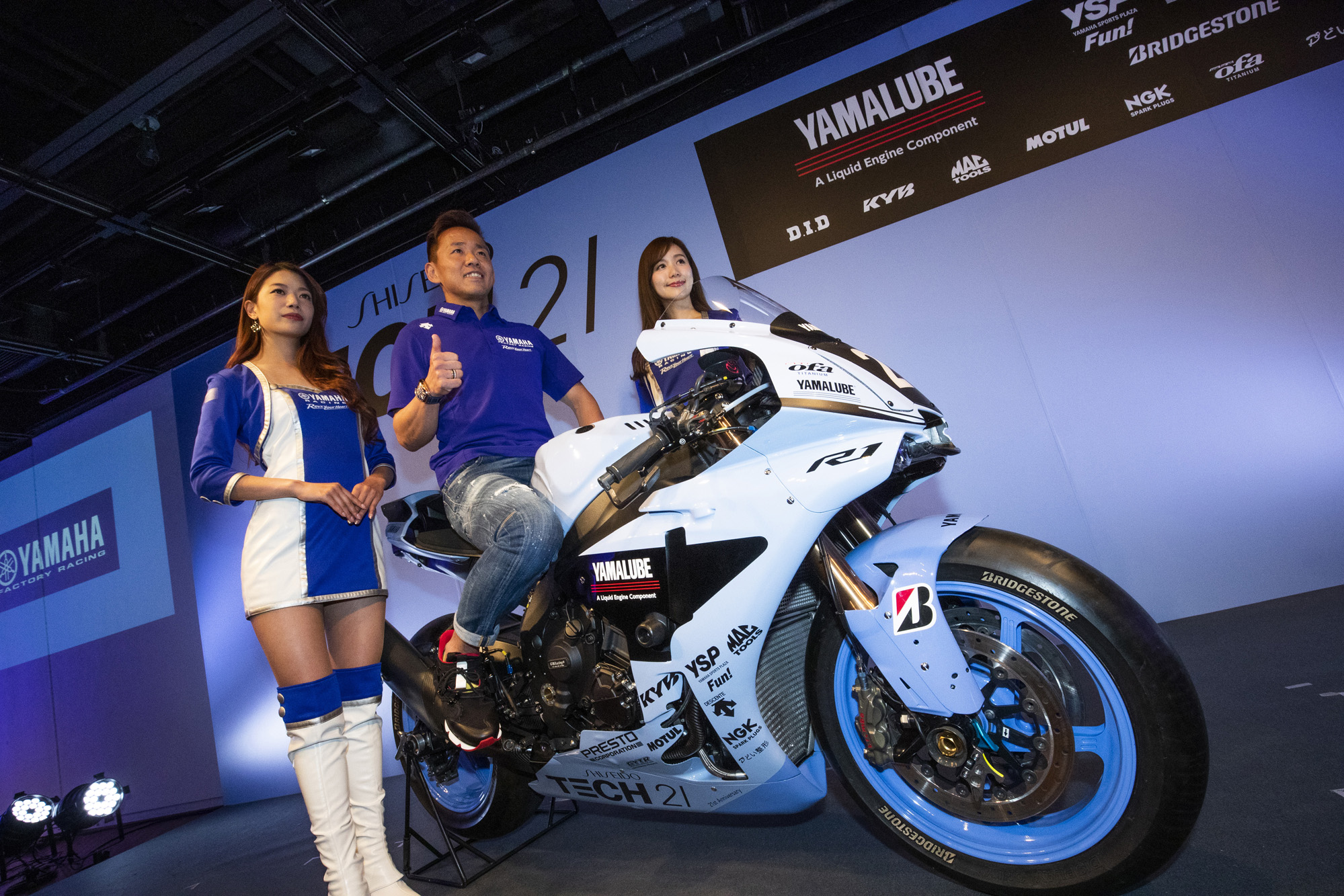 1985年「ヤマハ TECH21 チーム」の復刻カラーを採用したYZF-R1を世界初