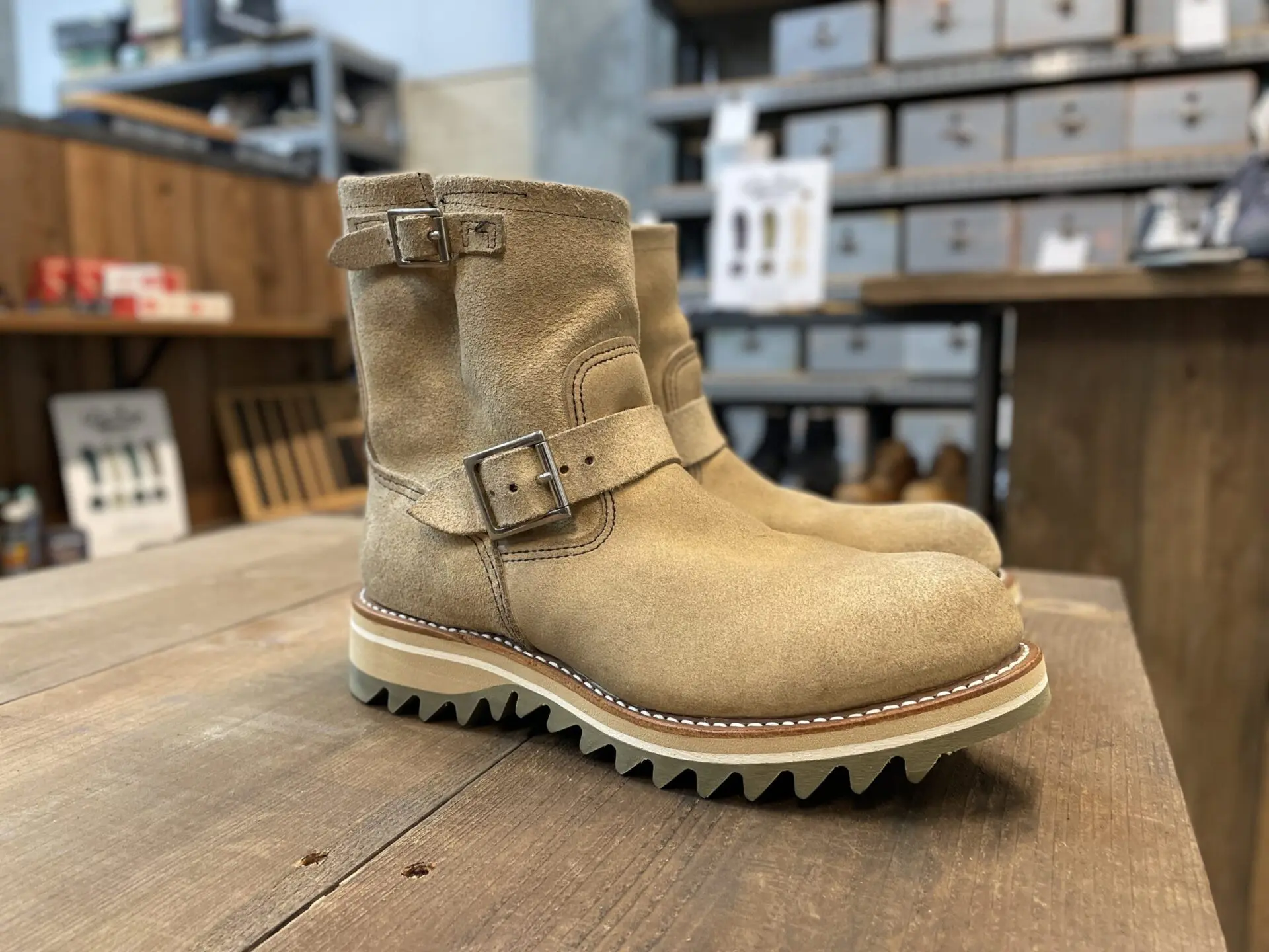 レッドウイングのエンジニアブーツをシャークソールへ！ - 靴修理