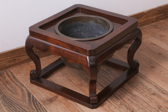 現代で楽しむ日本の伝統。木製アンティーク火鉢の魅力とは