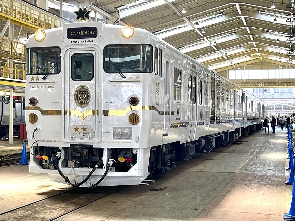 内装の写真追加！】運行開始8日前！ JR九州の新D&S列車「ふたつ星4047