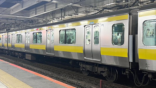 中央・総武線の4号車だけシートが柔らかい！？調べたら分かった納得の
