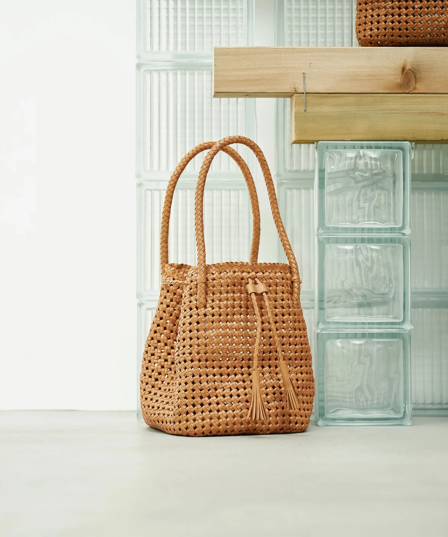 ラグジュアリーなやぎ革メッシュトートバッグ - 春夏限定の涼しげな籠