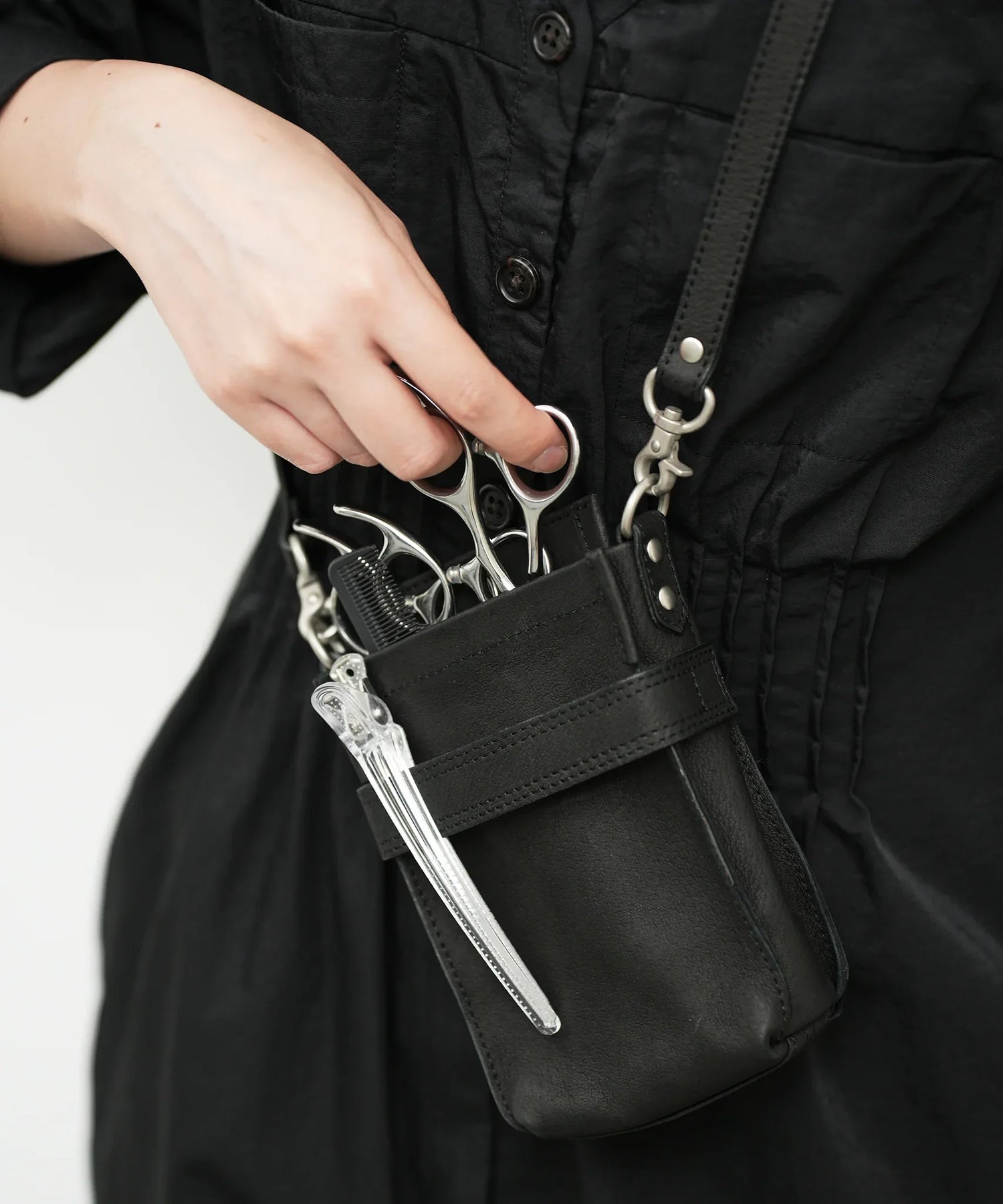 経年変化を楽しむ豚革シザーバッグ - 柔らかくてシンプルなデザイン – REN