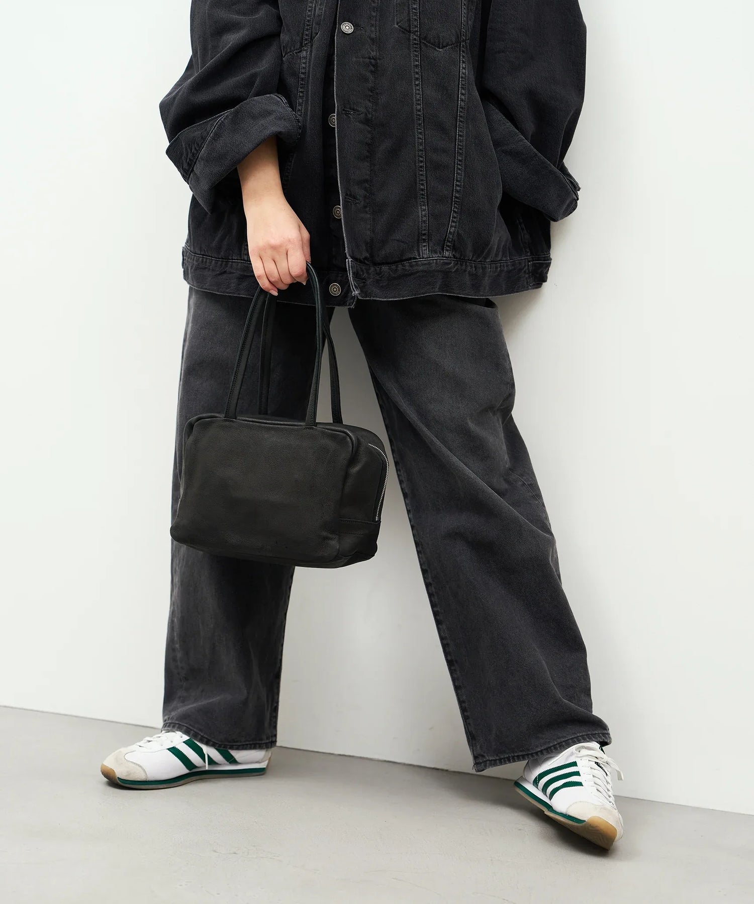 REN】《ボストンバッグ》肩掛けできる小ぶりのスクエア型のレザーバッグ。