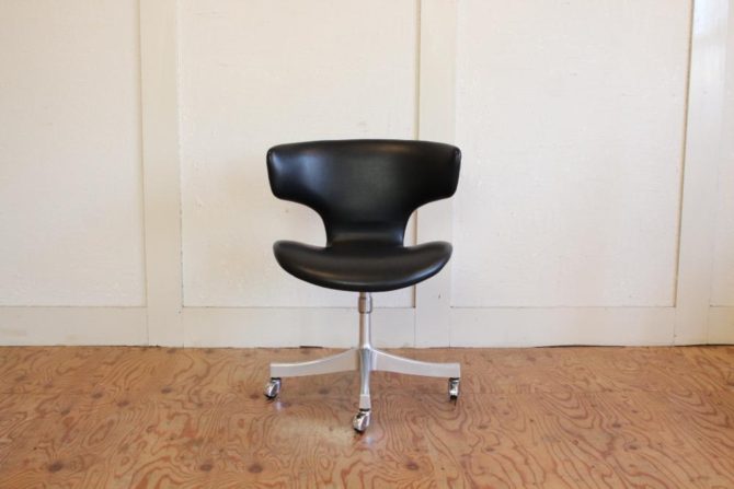 天童木工 / Tendo、剣持勇デザインのヴィンテージカブトチェアを店頭に