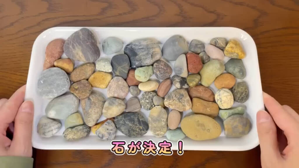 海岸で拾った“カラフルな石”→2週間磨き続けたら…… まさかの変身に「お