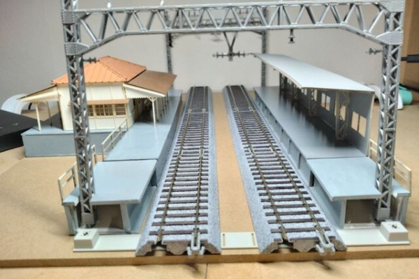 クローゼットの中の鉄道模型 - 16番(HOゲージ)対向式ホーム 自作
