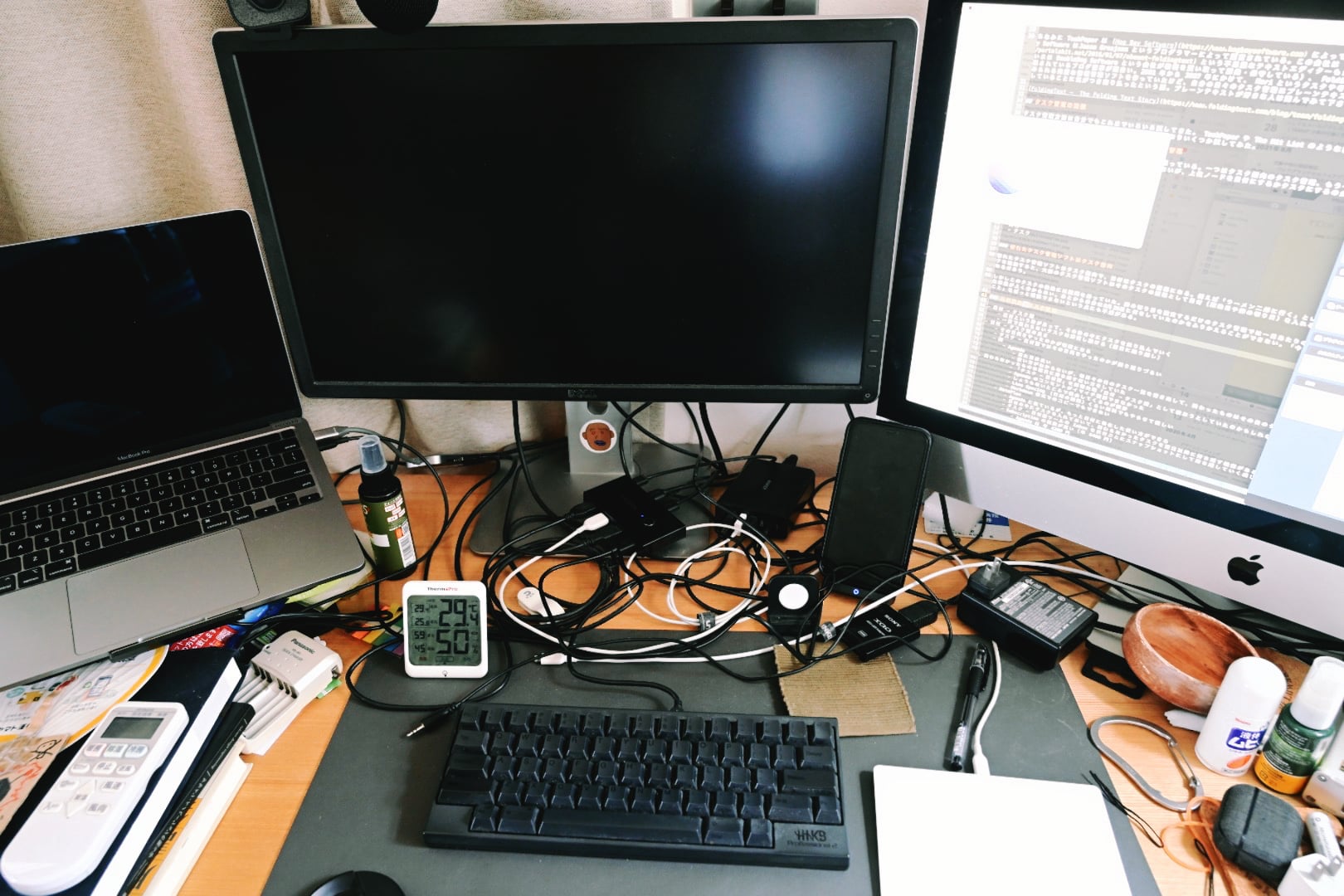 仕事用の Mac と私物 Mac でキーボード、トラックパッド、スピーカーを