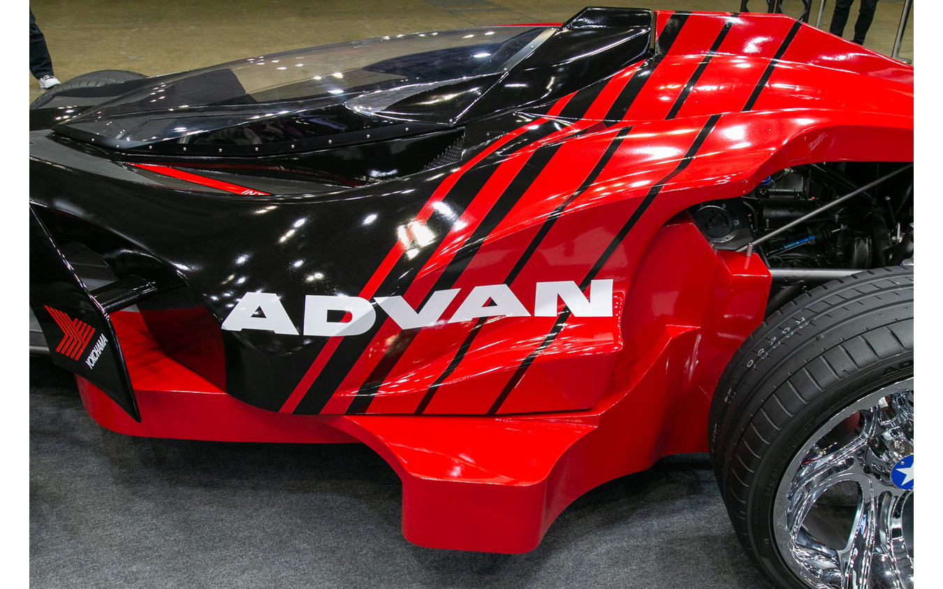 赤と黒に彩られた限定「ADVAN」カラーの実物大ミニ四駆…東京オート