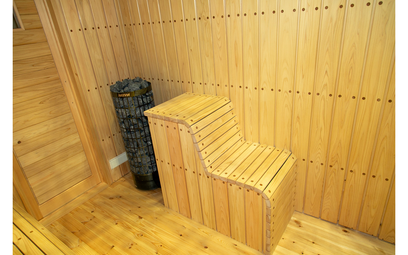 大きなドーム型の窓と木造の車体が目を引くドームサウナ…ジャパン