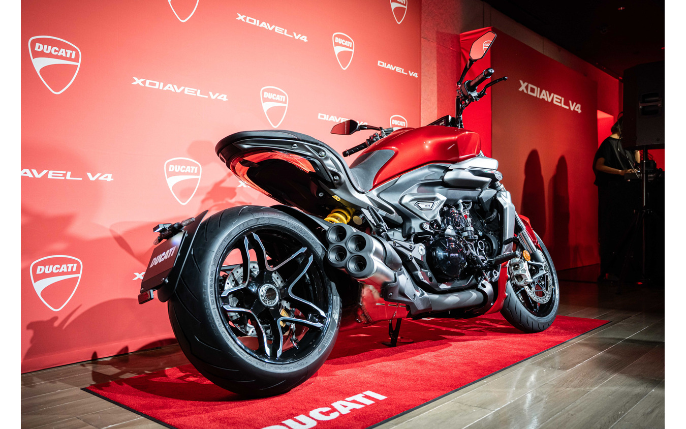 ドゥカティの“斬新”クルーザーが日本初公開、V4エンジンに軽量ボディの