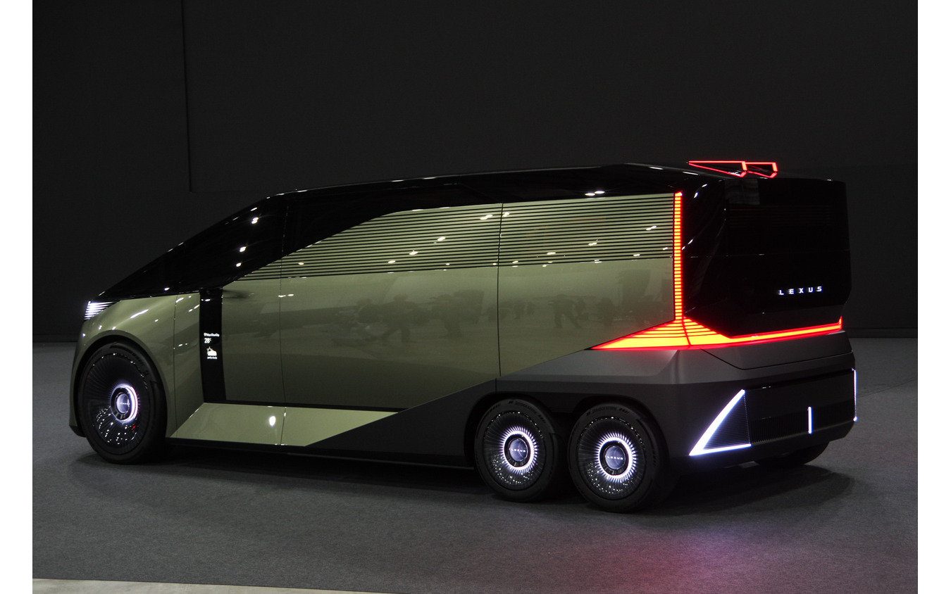 新型『レクサスLS』が6輪のミニバンになった理由をデザイナーに聞いて