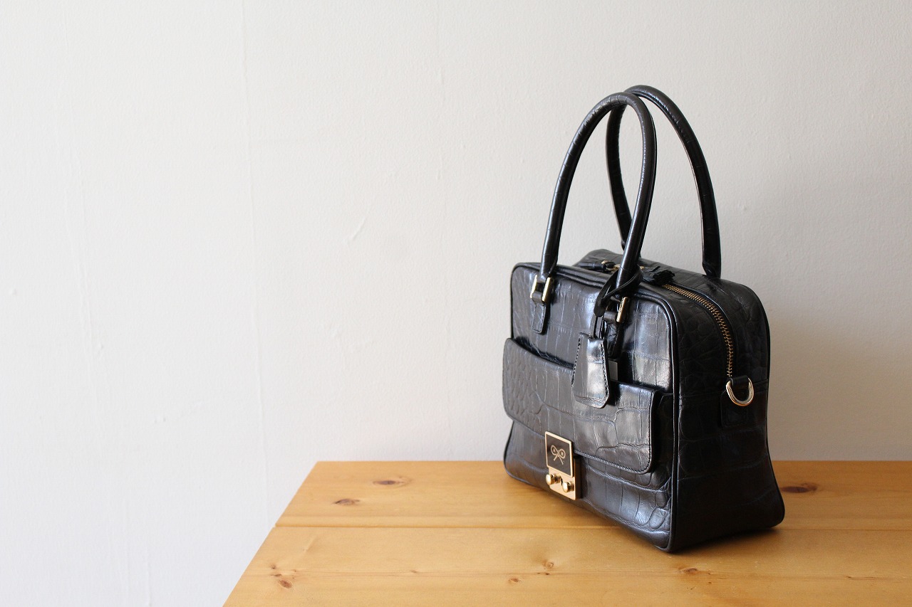 アニヤハインドマーチのクロコ型押しスモールカーカーが入荷しました