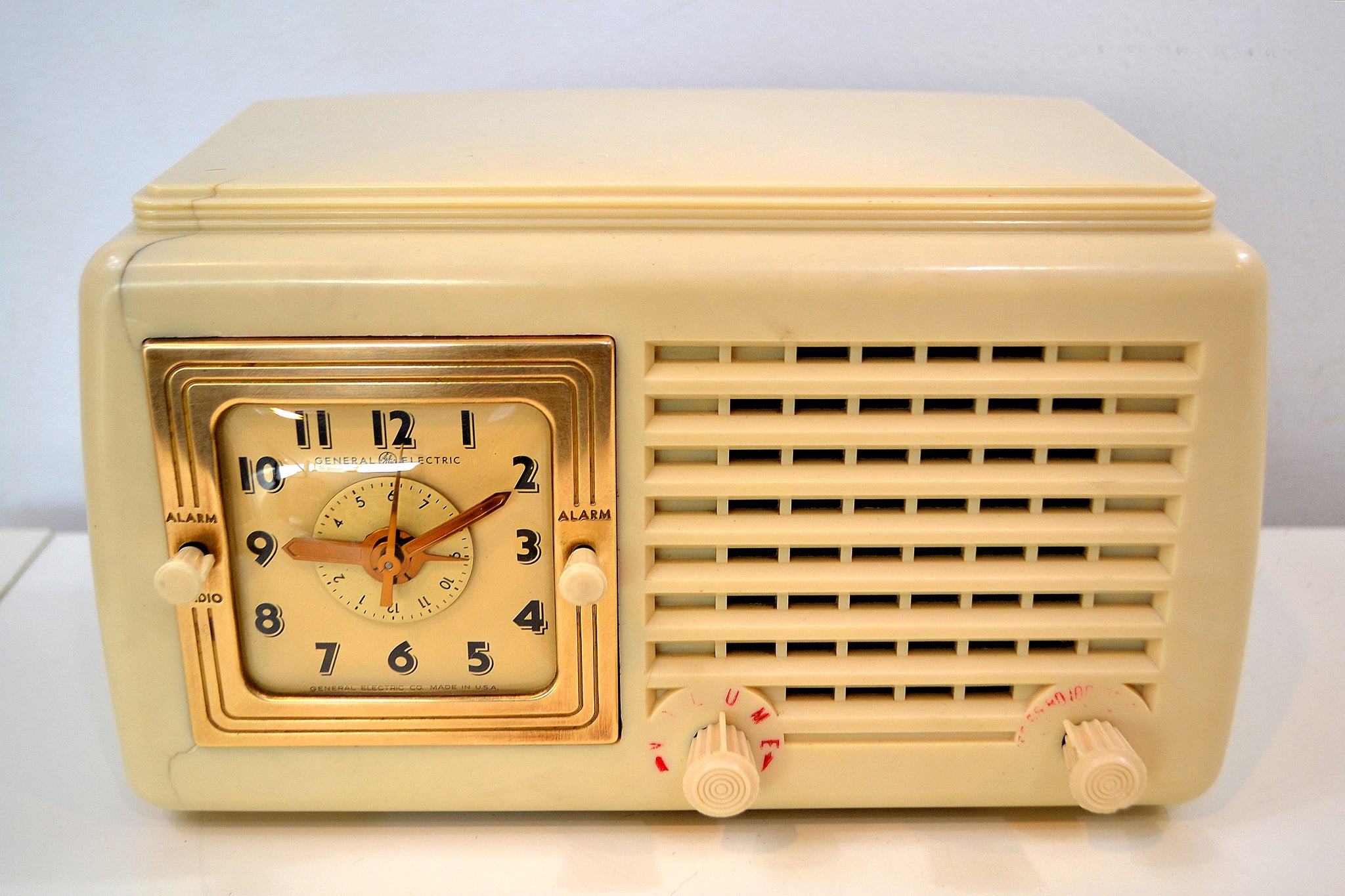Ivory Vanilla 1953 General Electric Model 547 Retro AM Clock Radio