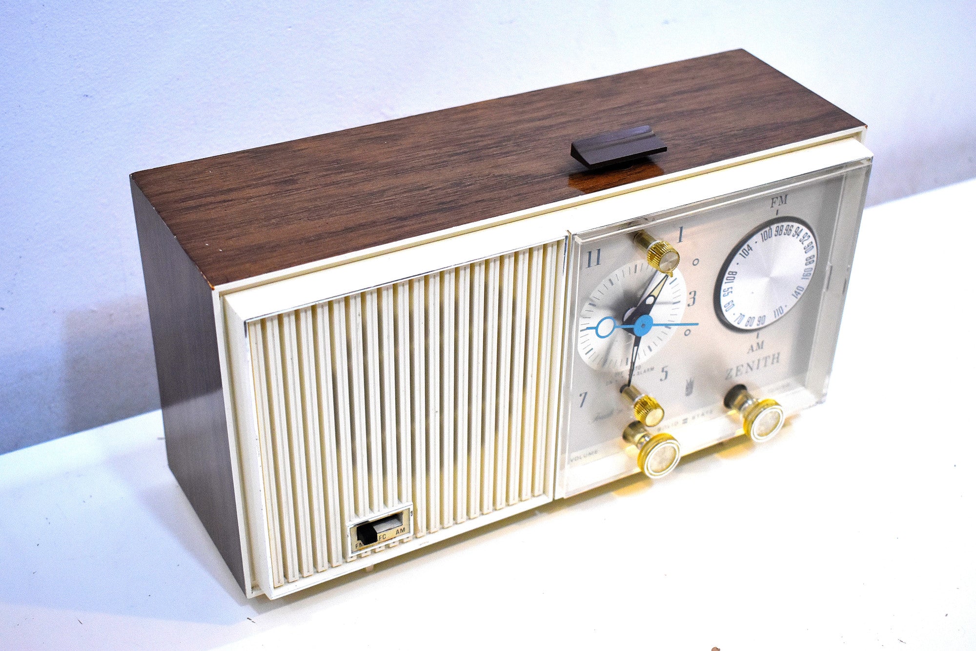 Wood Grained and White Beauty Mid Century 1961 Zenith AM/FM Solid