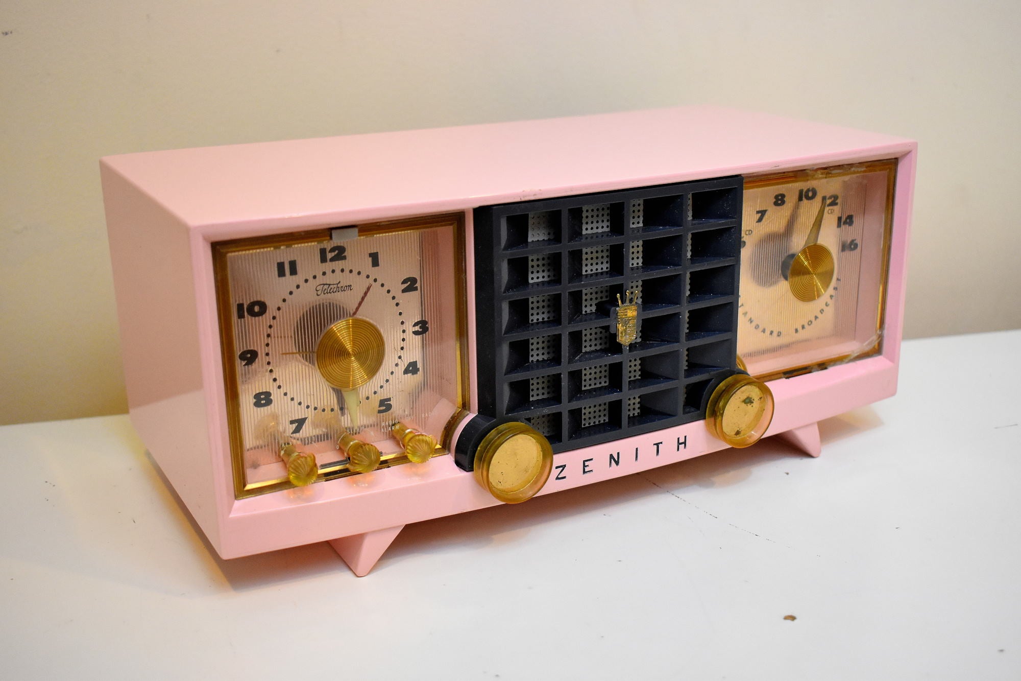 Veronica Pink and Black Mid Century Vintage 1956 Zenith 519V AM