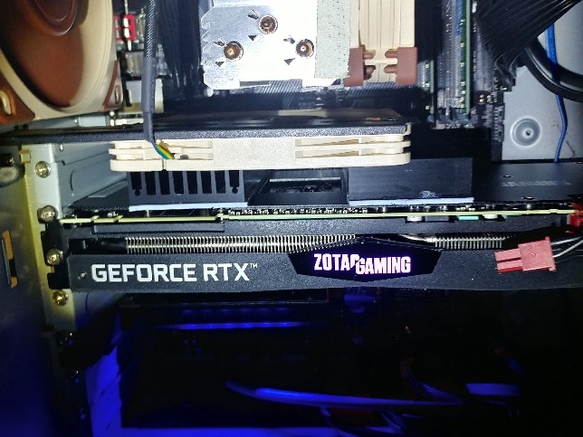 価格.com - 『バックパネル上にヒートシンク、ファン追加』ZOTAC