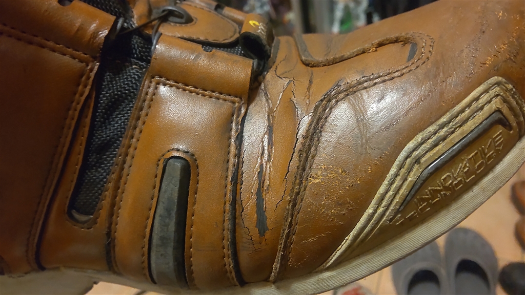 価格.com - 『2年で皺部分の表面が切れるので浸水しまくります。』RS