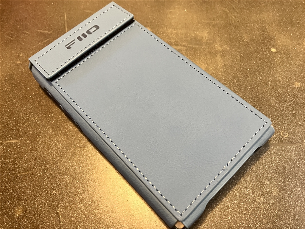 価格.com - 『専用ケースの裏側。2,500円くらいだが割と品薄。』FiiO