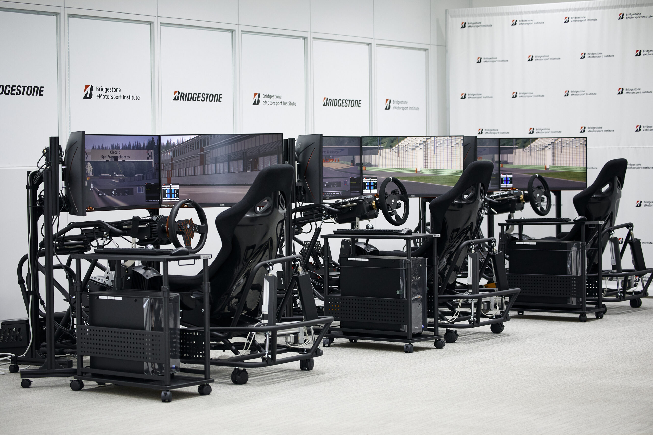 ブリヂストンとのコラボ企画！ シミュレーターで間近にプロドライバー